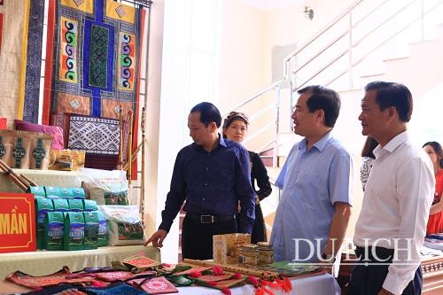 Các đại biểu tham quan gian hàng của 3 huyện Xín Mần, Hoàng Su Phì, Quang Bình